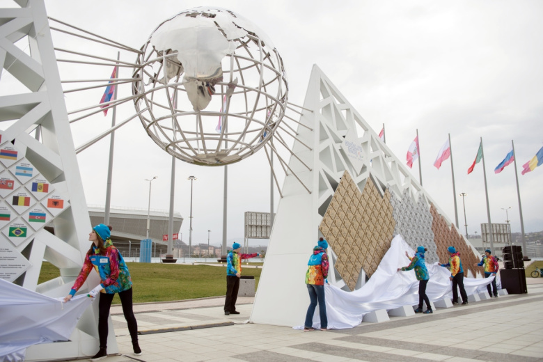 Открытие скульптурной композиции «Стена чемпионов Игр» в Сочи, 2015 год