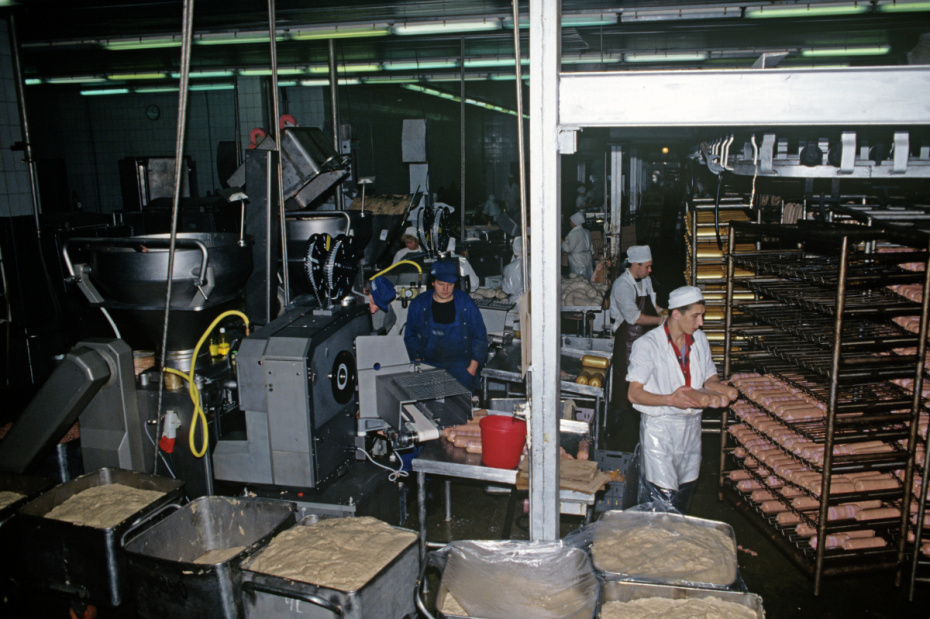 Цех по производству колбас. Российско-испанский мясоперерабатывающий завод «Кампомос», 1996 год