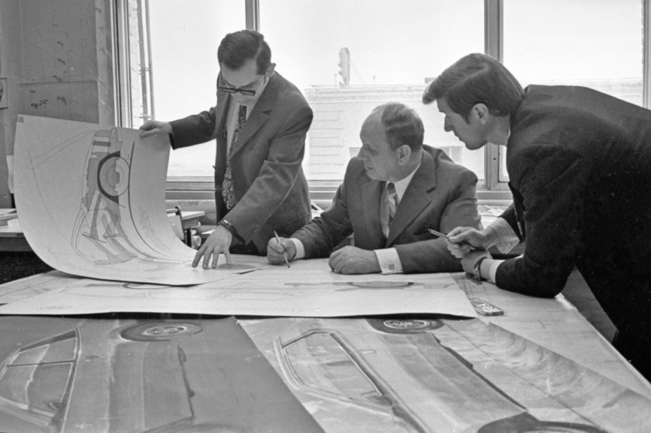 Главный художник и конструкторы на автомобильном завод имени Ленинского Комсомола, 1974 год