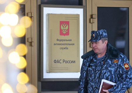 В России блогера впервые оштрафовали за распаковку косметики в Instagram