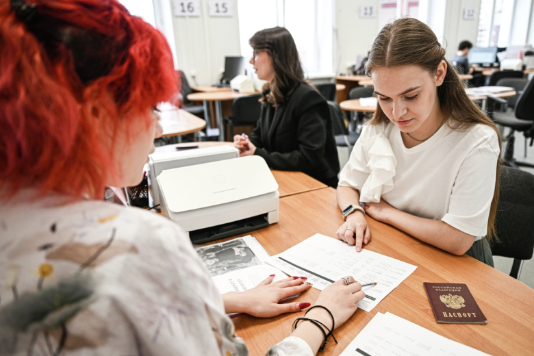 Абитуриентка в приемной комиссии университета