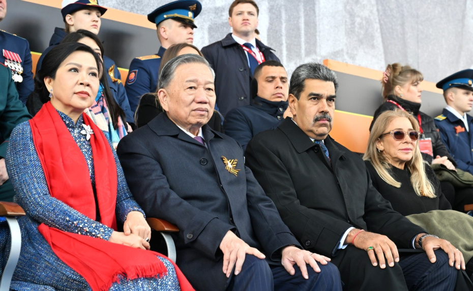 Генсек Компартии Вьетнама То Лам с супругой Нго Фыонг Ли (слева) и президент Венесуэлы Николас Мадуро с супругой Силией Флорес на военном параде, посвященном 80-летию победы в Великой Отечественной войне