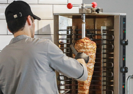 «Калорийная бомба»: врач назвала самый вредный ингредиент шаурмы