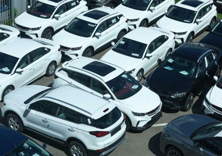 Омск готовится к платным парковкам: какими будут тарифы и как оплатить?