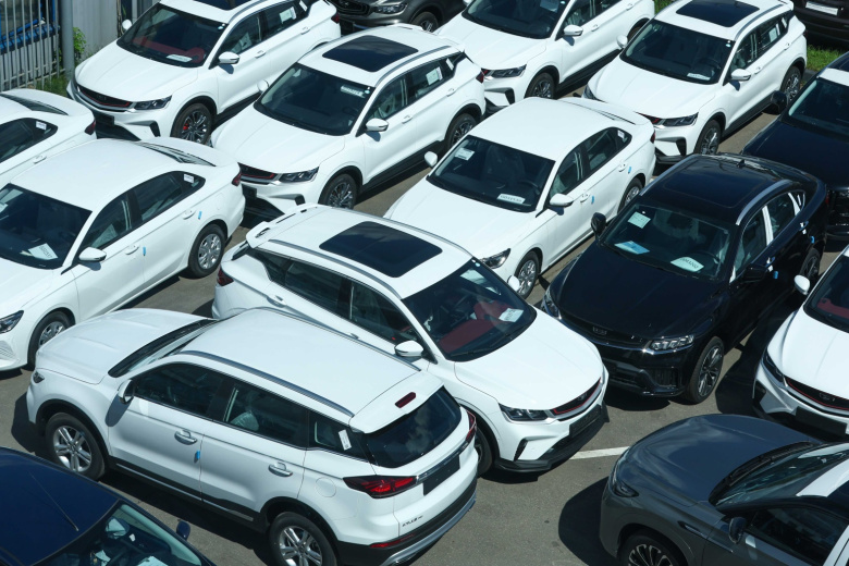 Омск готовится к платным парковкам: какими будут тарифы и как оплатить?