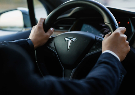 Военный самолет едва не столкнулся с Tesla на трассе