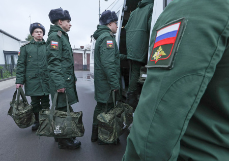 Госдума приняла закон о призыве на службу круглый год