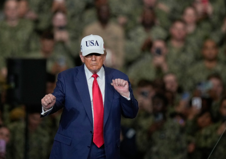 Появилось видео с фирменным танцем Трампа на авианосце в Японии