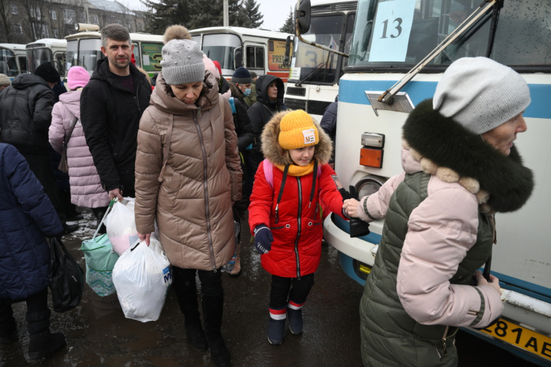 Жители ДНР во время эвакуации