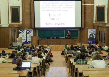 Омбудсмен оценил новые правила регулирования платных мест в вузах