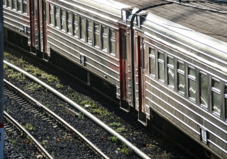 Фура упала с моста в Крыму и пробила железнодорожные пути