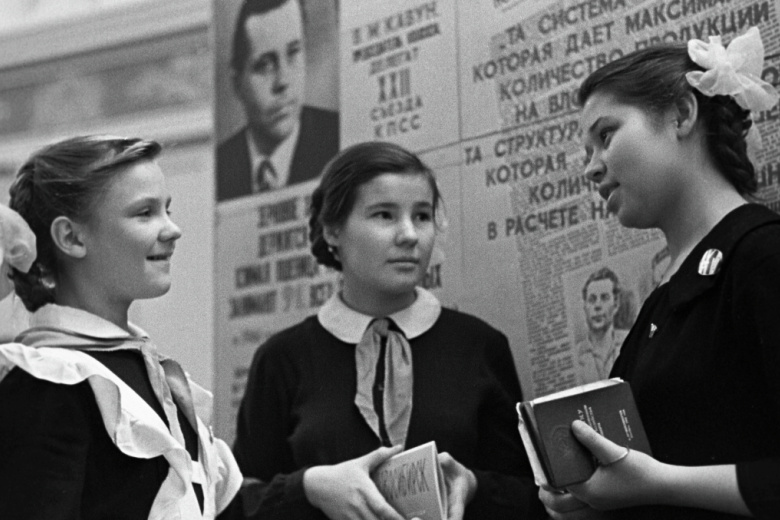 Комсомолка и пионерки: преемственность поколений