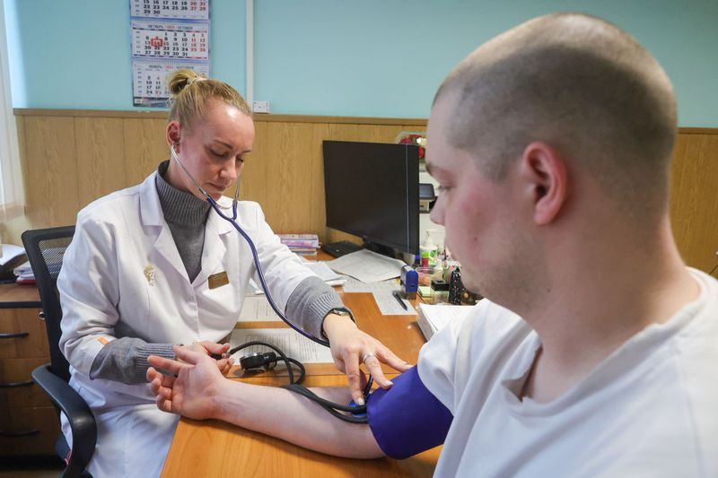 Призывник во время медицинского осмотра на сборном пункте в объединенном военном комиссариате городов Балашиха и Реутов Московской области