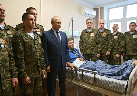 Путин приехал в военный госпиталь с иконами-подарками от бойцов СВО