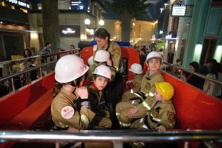 Дети обучаются профессии пожарных в парке игрового обучения