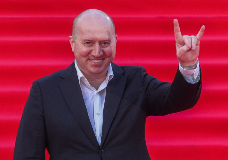 Алкоголь, долги, слова об СВО, новая девушка: как живет Сергей Бурунов