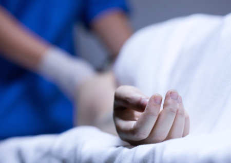 К чему снится умерший родственник, который зовет за собой: значение сна