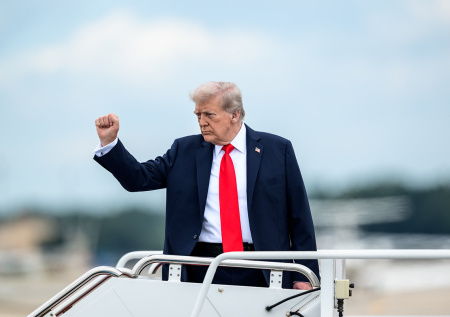 Трампа встретили красной дорожкой и оркестром