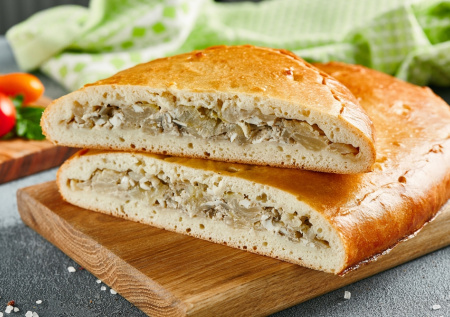 Идеален к чаю: готовим заливной пирог с капустой — быстрый рецепт