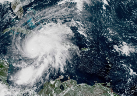 Обрушившийся на Ямайку мощный ураган приближается к Кубе