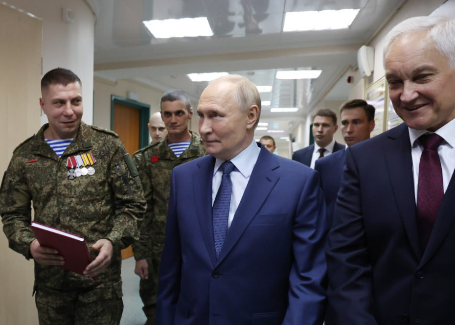 Владимир Путин на встрече с военнослужащими 127-й отдельной бригады разведки во время посещения Центрального военного клинического госпиталя имени П. В. Мандрыка