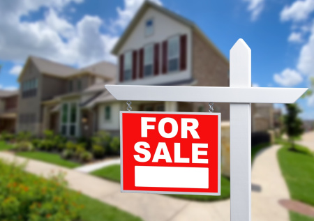 Семейная пара купила старый дом и нашла под ковром сокровище