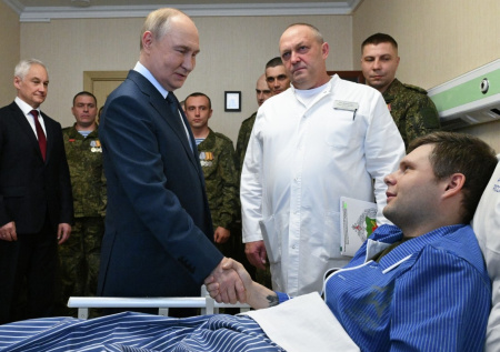 Путин порадовал российских бойцов в госпитале новостями из Купянска