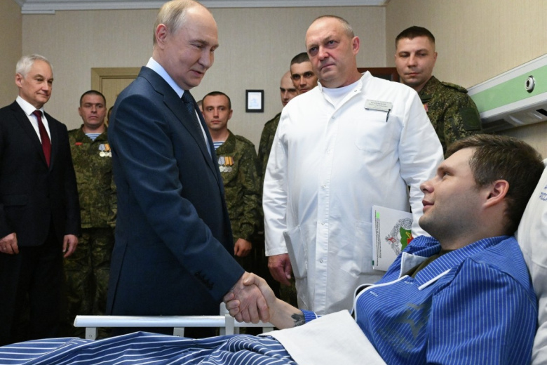 Владимир Путин во время посещения Центрального военного клинического госпиталя имени П. В. Мандрыка