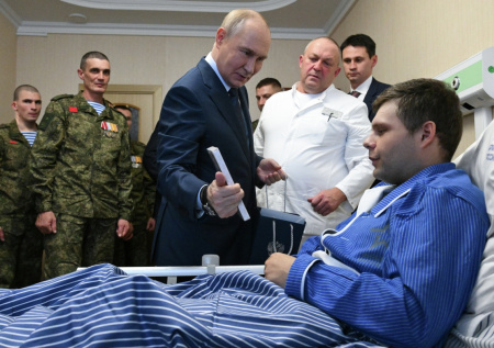 Раскрыто, что подарил Путин раненому на СВО бойцу ВС России