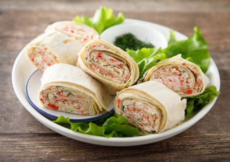 На любой праздник: рулет из лаваша с крабовыми палочками