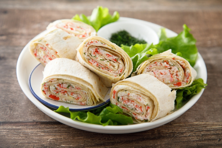 На любой праздник: рулет из лаваша с крабовыми палочками