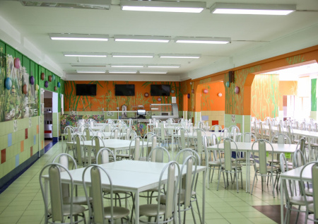 В минобразования объяснили таблички «СВО» и «Малоимущие» в школе Азова