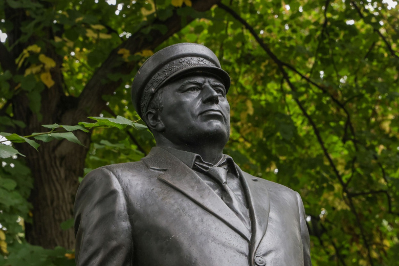 Памятник на могиле основателя ЛДПР Владимира Жириновского