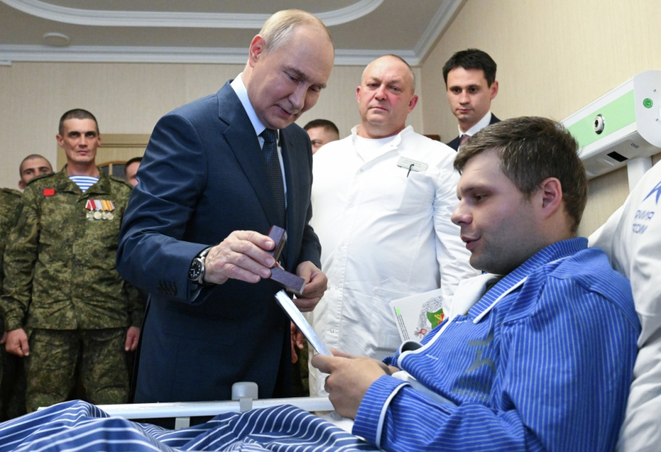 Владимир Путин во время посещения Центрального военного клинического госпиталя имени П. В. Мандрыка