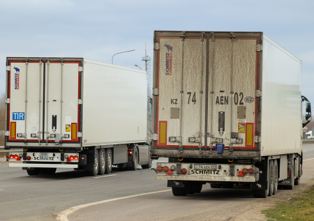 В ФТС описали ситуацию с очередями из фур на границе России и Казахстана