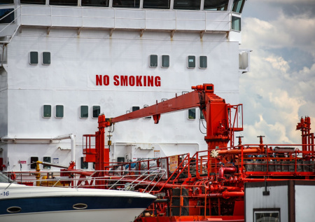 Танкер с российской нефтью совершил странный маневр на пути в Индию