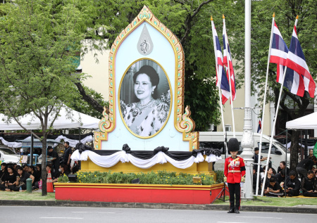 Стало известно, как в Таиланде прощаются с королевой-матерью Сирикит