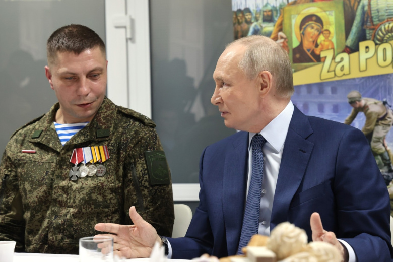 Владимир Путин во время посещения Центрального военного клинического госпиталя имени П. В. Мандрыка