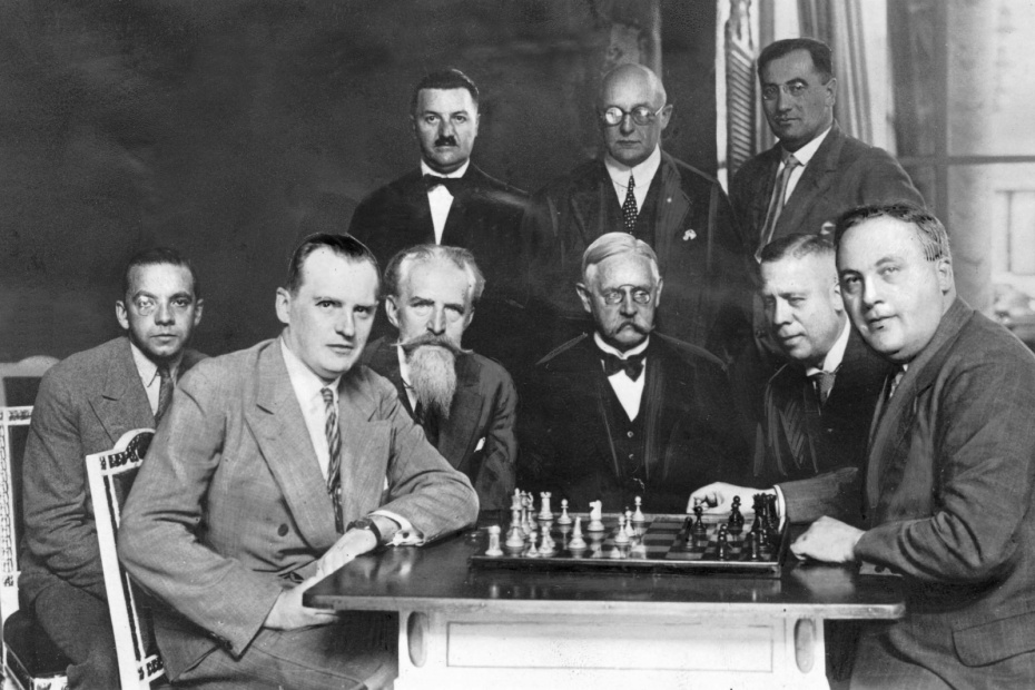 Александр Алехин (слева) и Ефим Боголюбов (справа) играют в матче за звание чемпиона мира по шахматам в Висбадене
