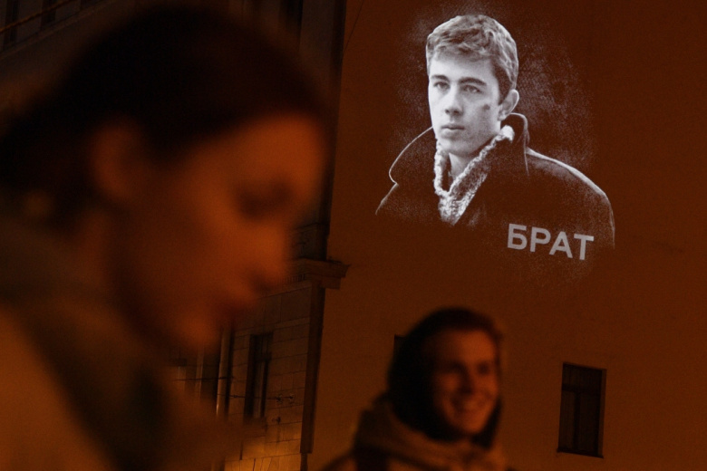 Световая проекция портрета актера Сергея Бодрова на фасаде здания