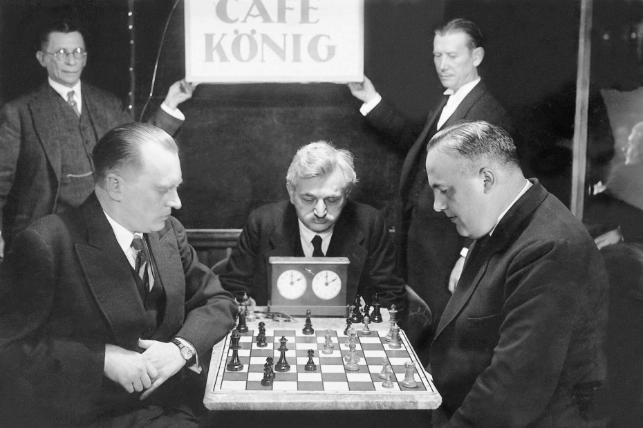 На чемпионате мира по шахматам 1929 года Александр Алехин (слева) играет против Ефима Боголюбова в берлинском кафе «Кёниг»