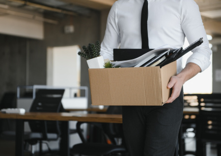 Россиянам ответили, что делать при желании работодателя уволить одним днем