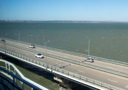 Еще двум видам транспорта ввели запрет на проезд по Крымскому мосту