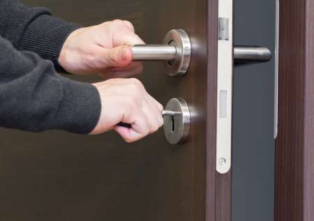 Раскрыто, что грозит собственнику квартиры за незваный визит к арендатору