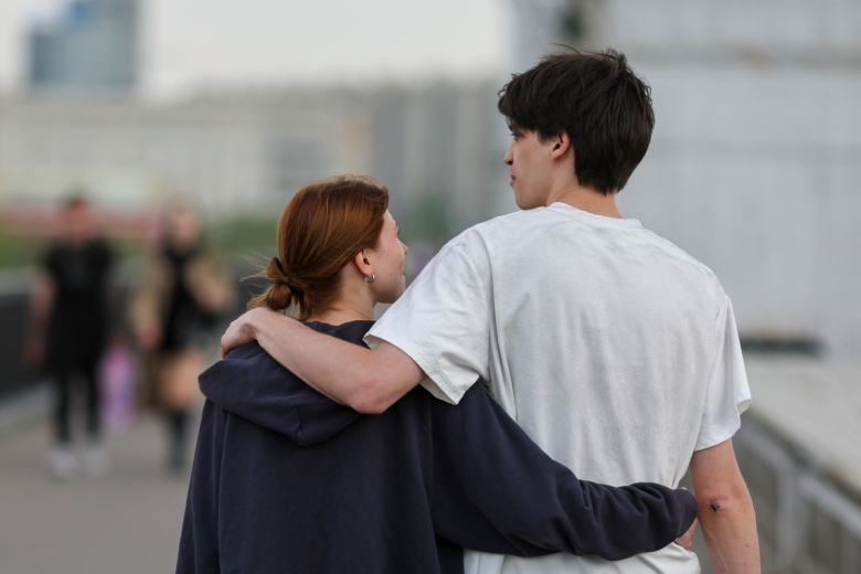 Молодые люди на улице Москвы