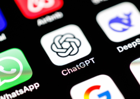 Стало известно, как подростки используют ИИ-ботов