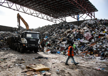 Труп выпал из мусоровоза при выгрузке отходов на полигоне