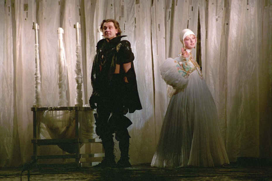 Спектакль «Королевские игры» режиссера Марка Захарова в Московском театре имени Ленинского комсомола