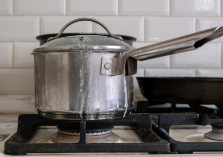 Молоко не убежит — проверенные хитрости для спокойной варки: секреты опытных хозяек