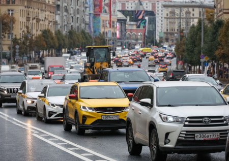Манипулятор пробил краном лобовое стекло легковушки и попал на видео